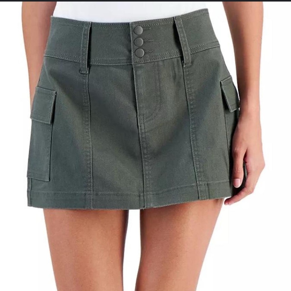 TRIPLE-BUTTON UTILITY CARGO DENIM SKIRT IN FOREST GRE